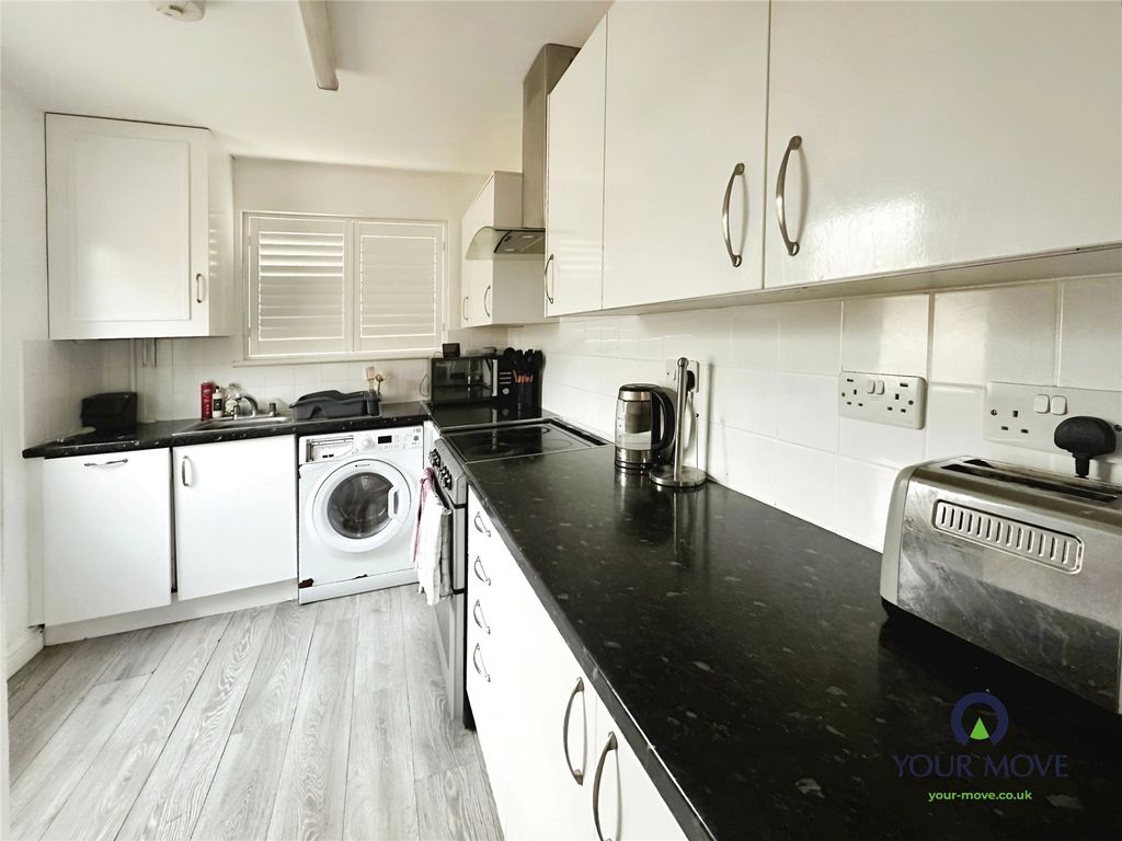 Property photo 3 of 9 Kitchen