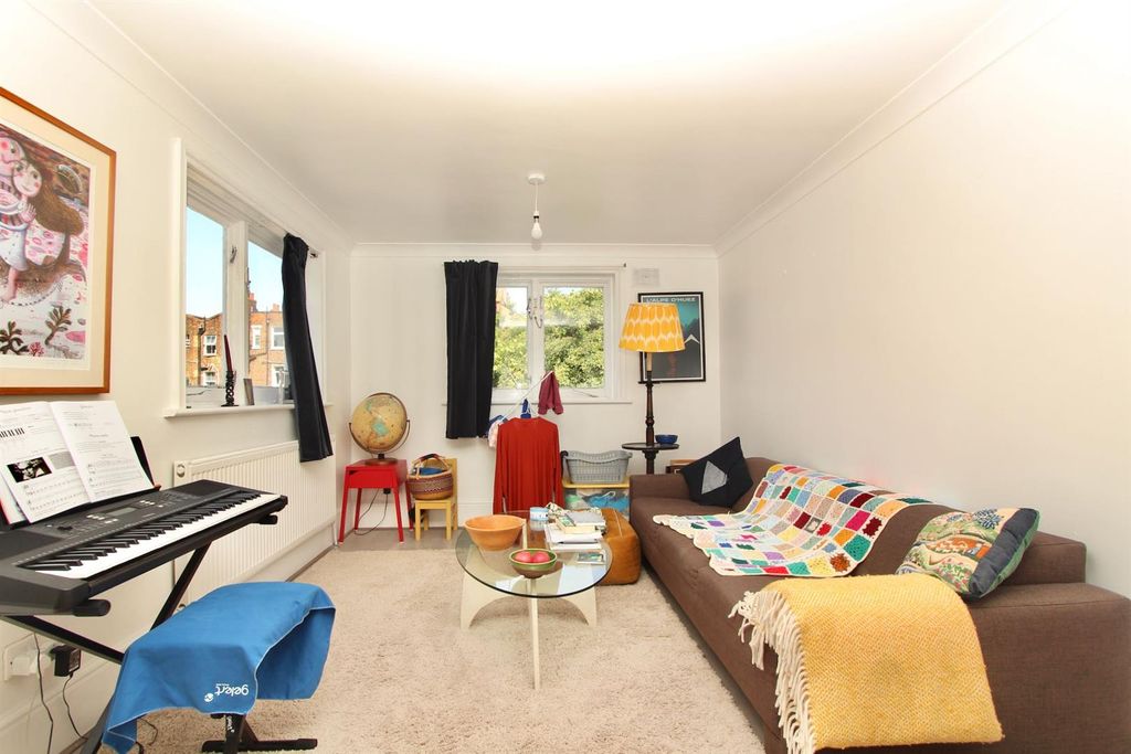 Property photo 2 of 10 Dynevor Road, N16