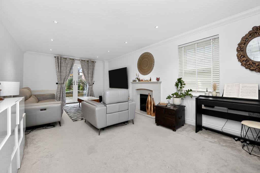 Property photo 3 of 18 Living Room