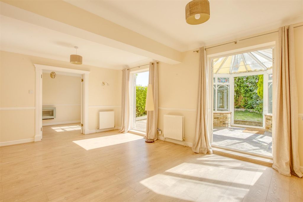 Property photo 2 of 21 7 Linnet Close, Hp12 4Qj-9.Jpg