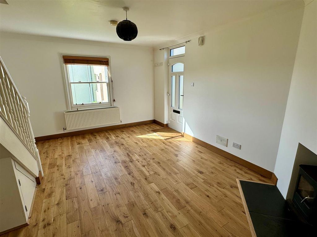 Property photo 2 of 11 26 Bezant Place Lounge