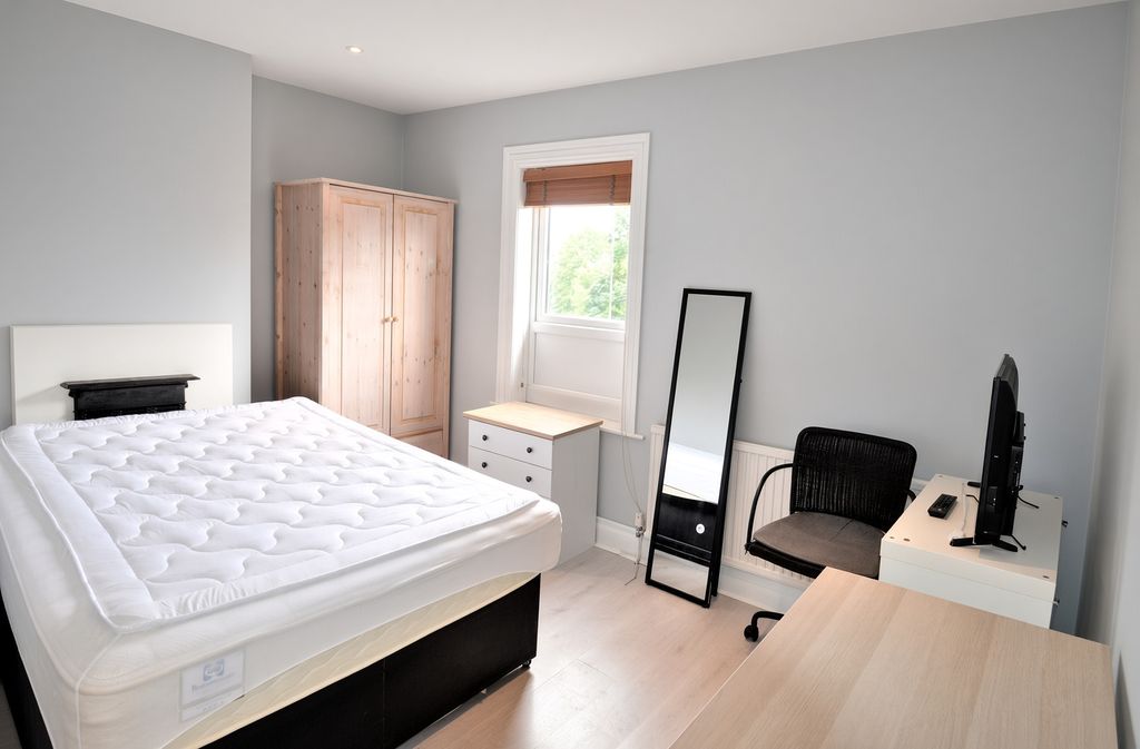 Property photo 1 of 6 4 Mount Room 2