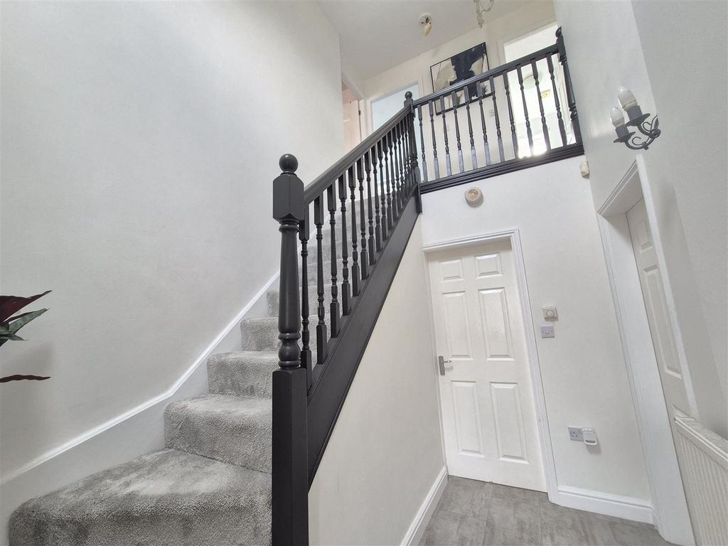 Property photo 3 of 24 Entrance Hall