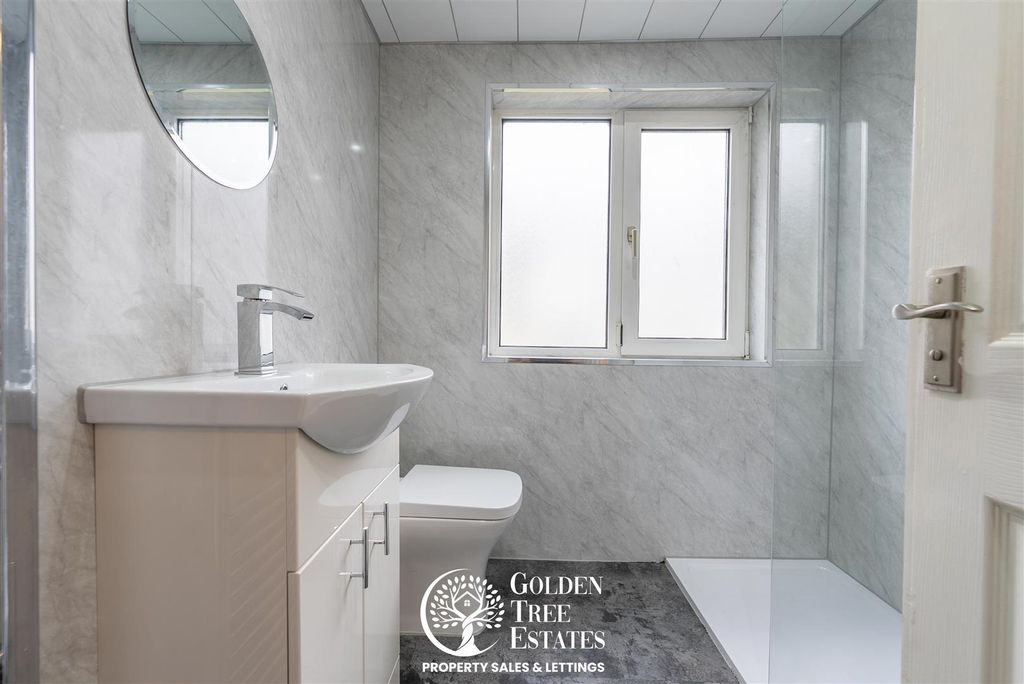 Property photo 1 of 18 Bathroom