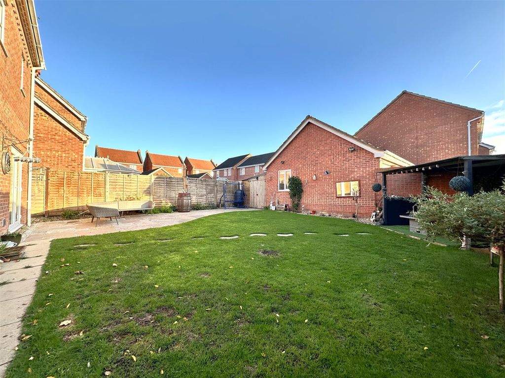 Property photo 3 of 25 Lovely Landscaped Garden 456