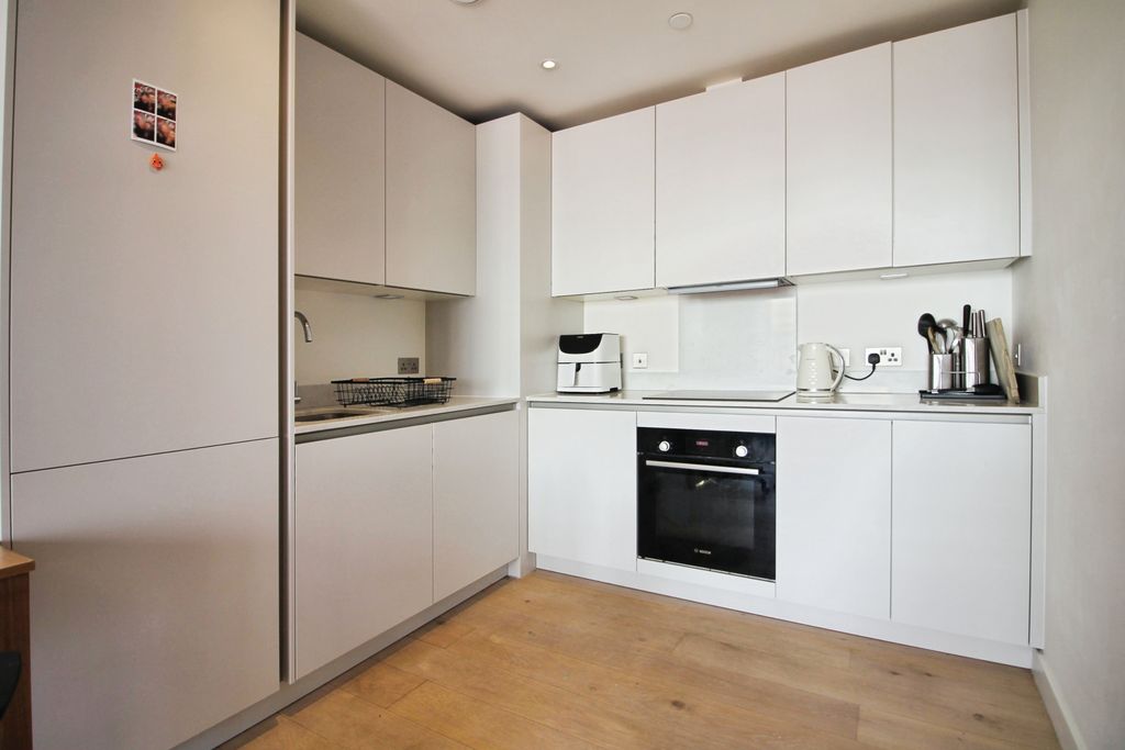 Property photo 3 of 17 Kitchen