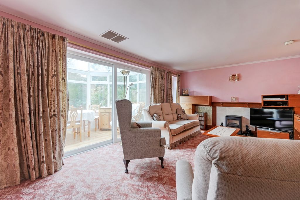 Property photo 2 of 22 Lounge