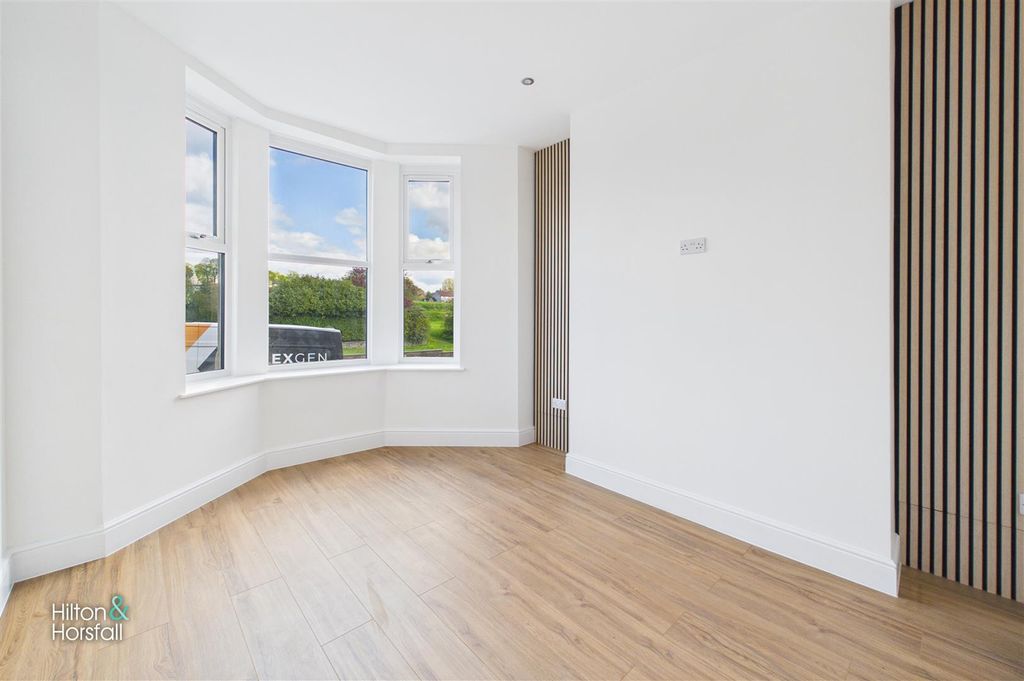 Property photo 2 of 18 Skipton Road