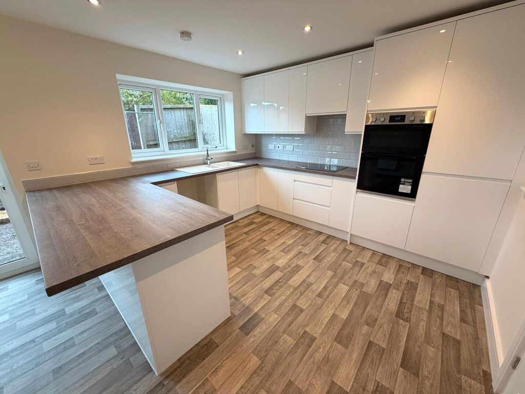 Property photo 2 of 17 Picture No. 14