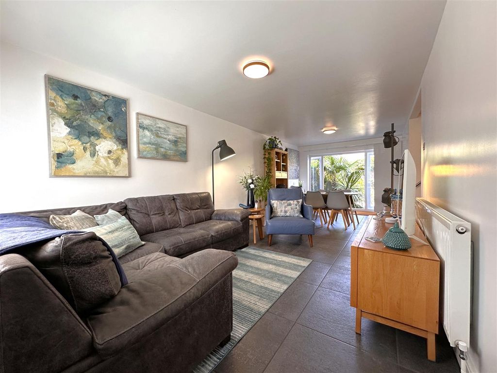 Property photo 2 of 19 Generous Lounge/Diner 218