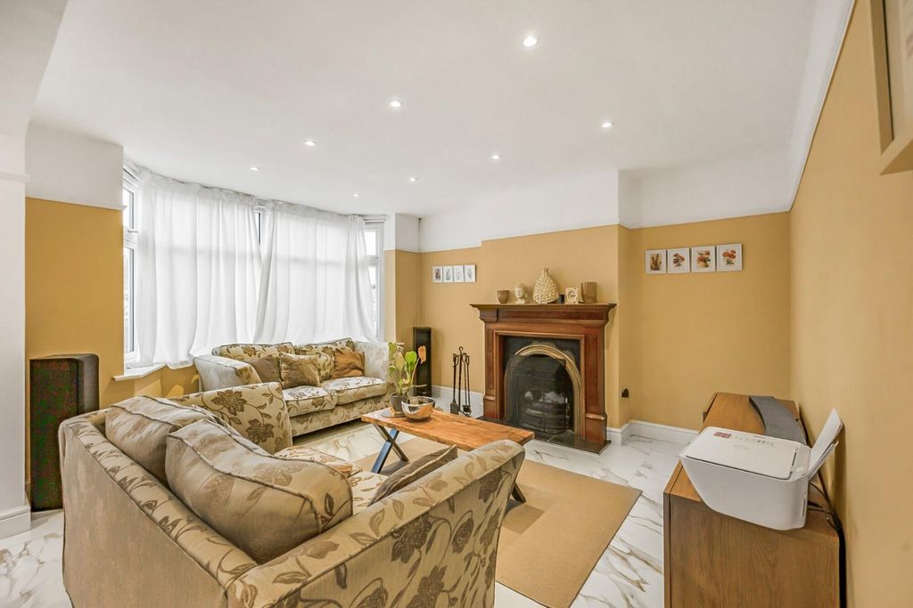 Property photo 2 of 25