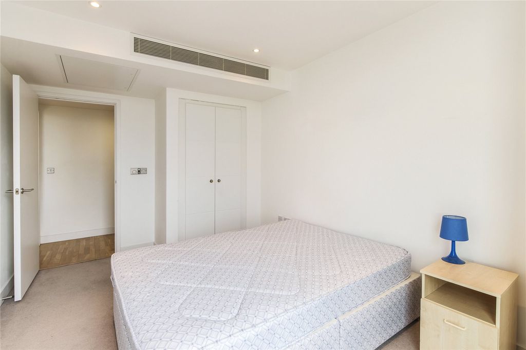 Property photo 2 of 9 Canary Wharf E14