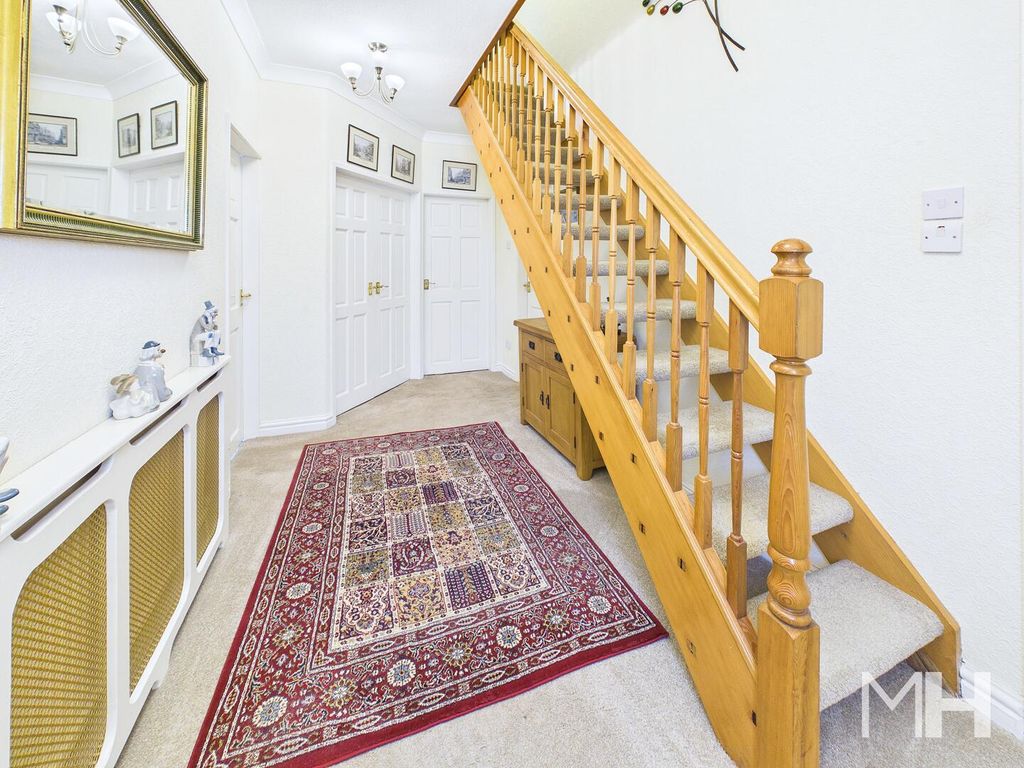 Property photo 2 of 17 Hallway