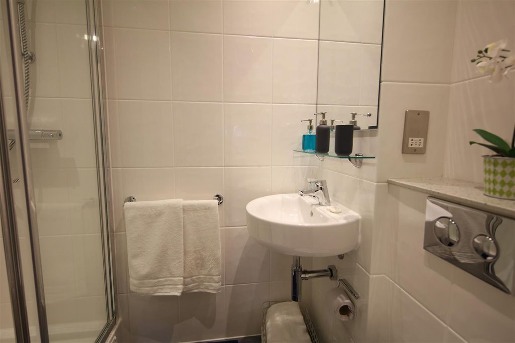 Property photo 1 of 9 Tyne Bridge Ensuite Shower Room.Jpg