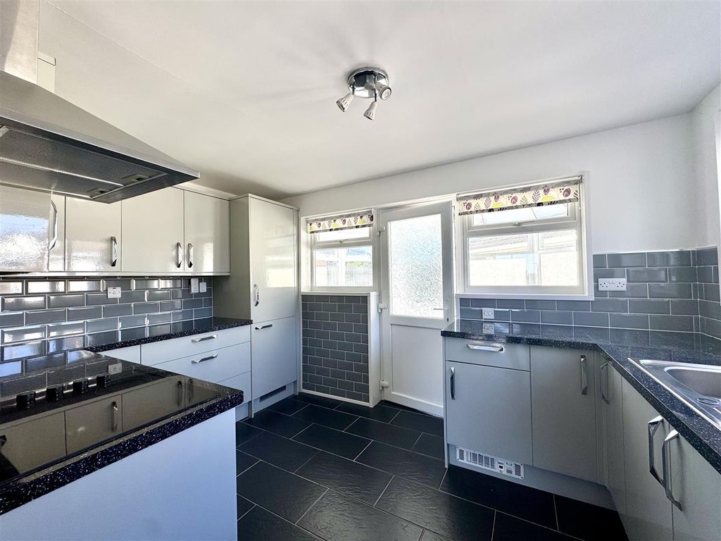 Property photo 3 of 26 Kitchen