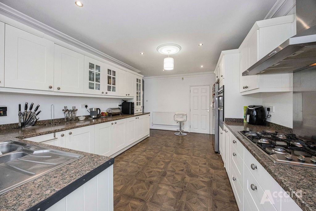 Property photo 3 of 39