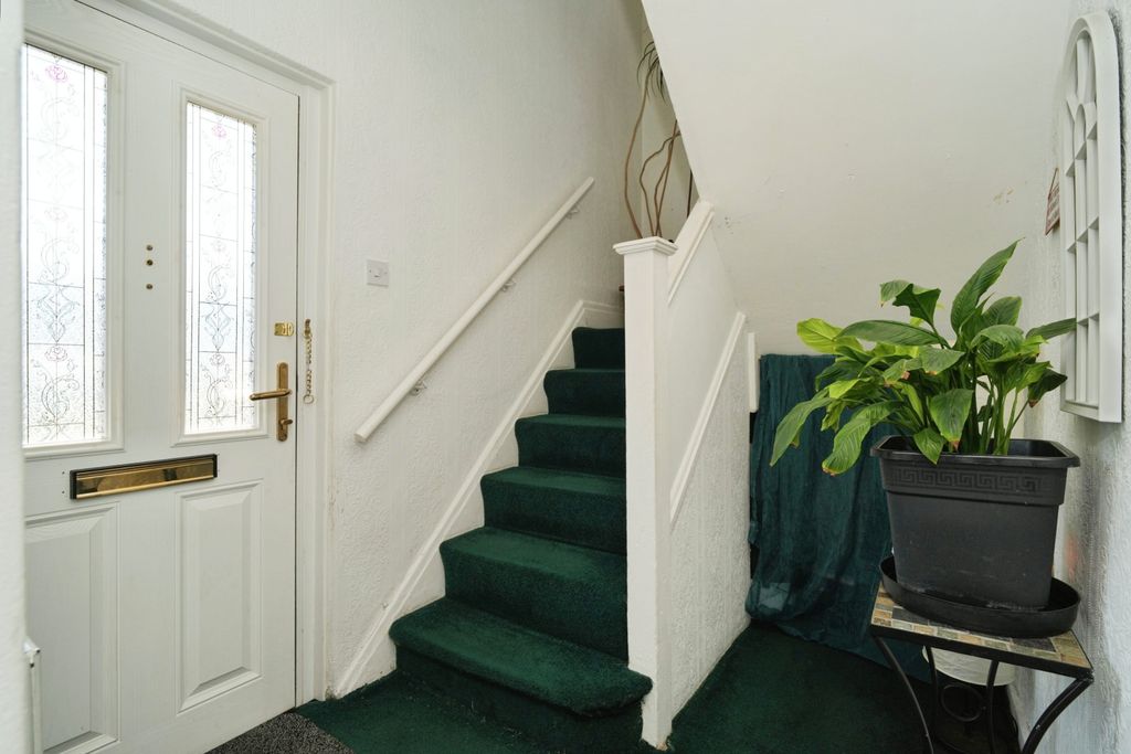 Property photo 3 of 15 Entrance Hall