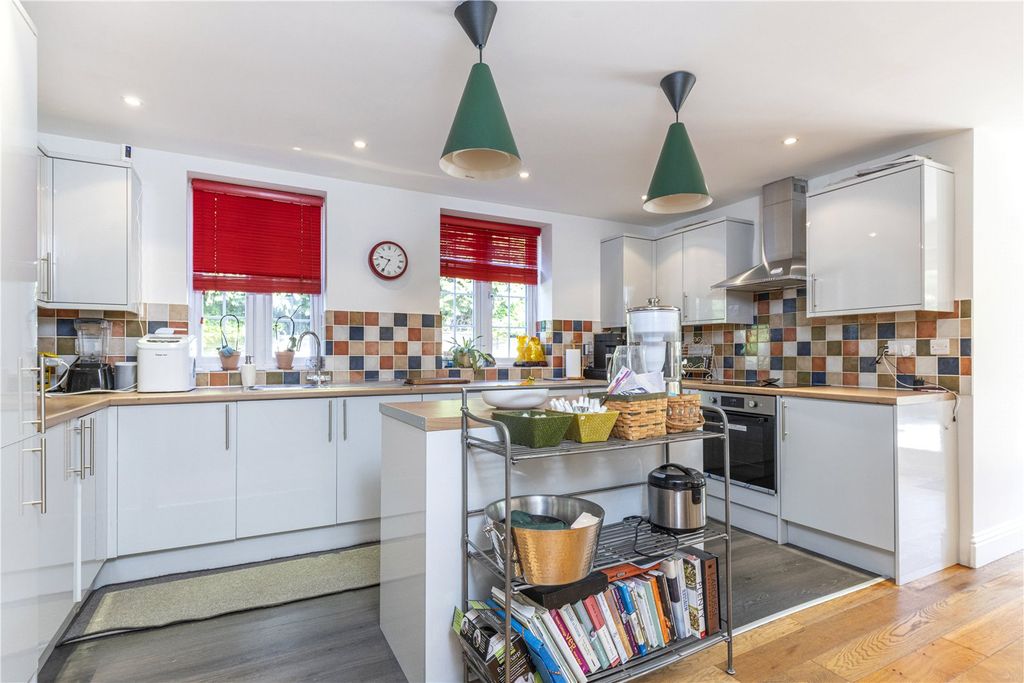 Property photo 3 of 11 Kitchen