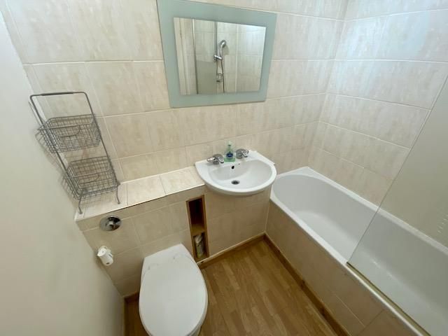 Property photo 3 of 9 Bathroom