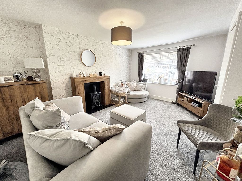 Property photo 3 of 13 Lounge