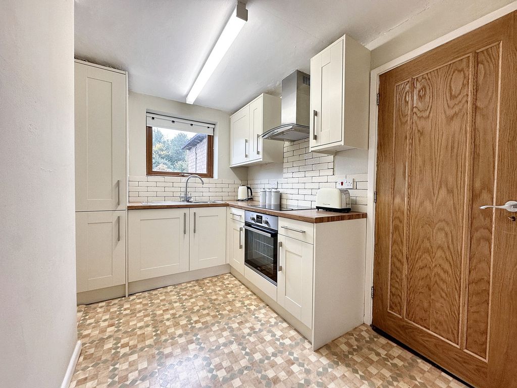 Property photo 3 of 10 Kitchen