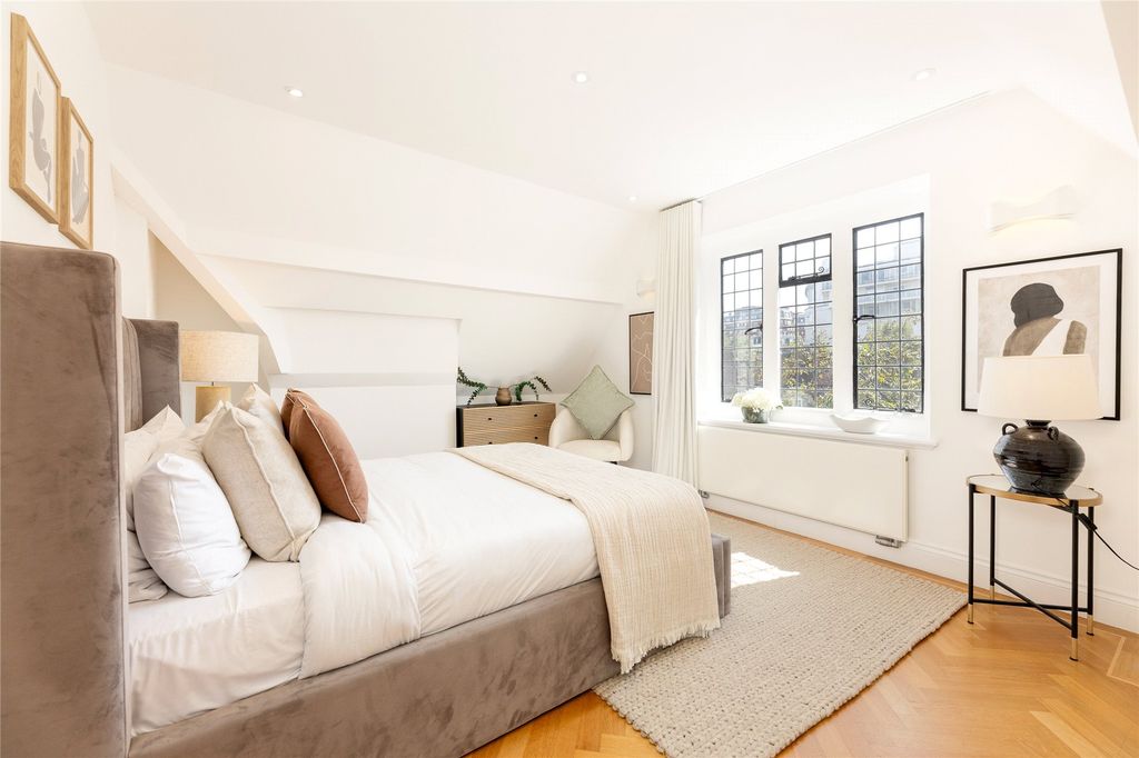 Property photo 3 of 18 Bedroom