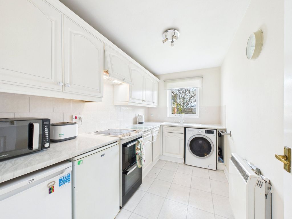 Property photo 3 of 9 Kitchen