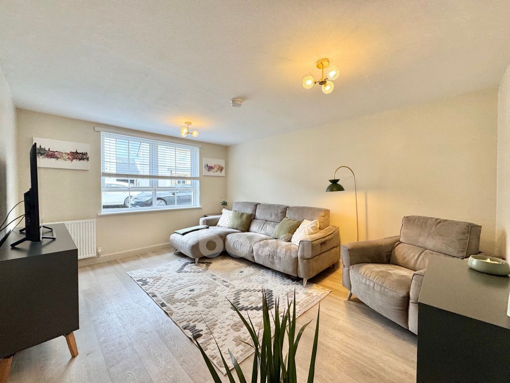 Property photo 2 of 31 Fairlie Road, Brookfield Lounge