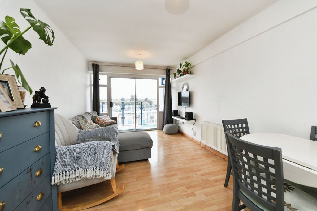 Property photo 1 of 14 Lounge