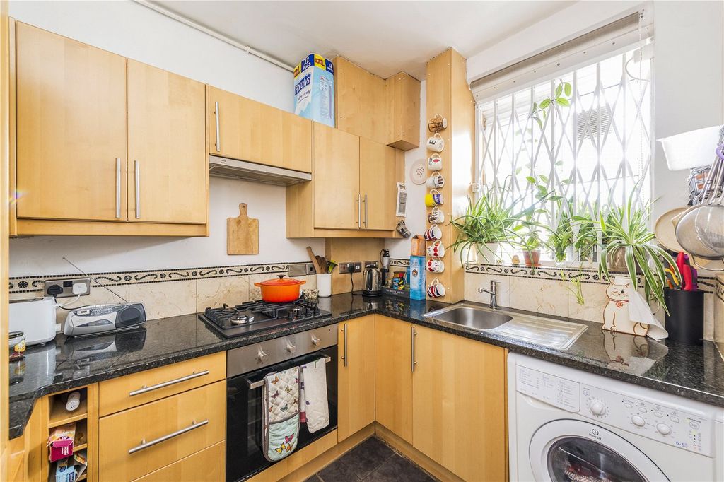 Property photo 3 of 8 Kitchen