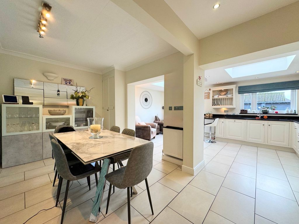 Property photo 3 of 20 Dining Area