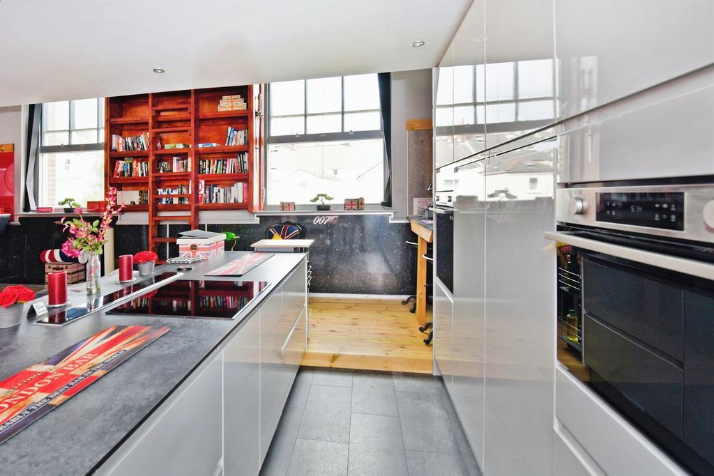 Property photo 3 of 17