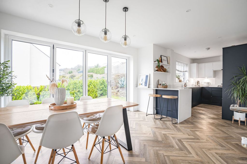 Property photo 2 of 28