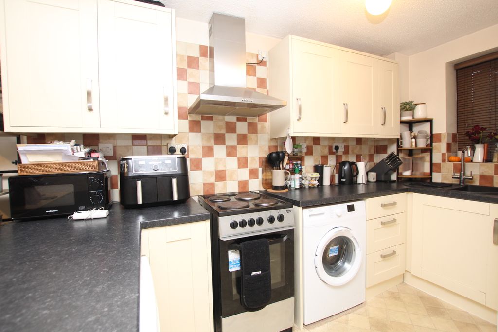 Property photo 3 of 6 Kitchen