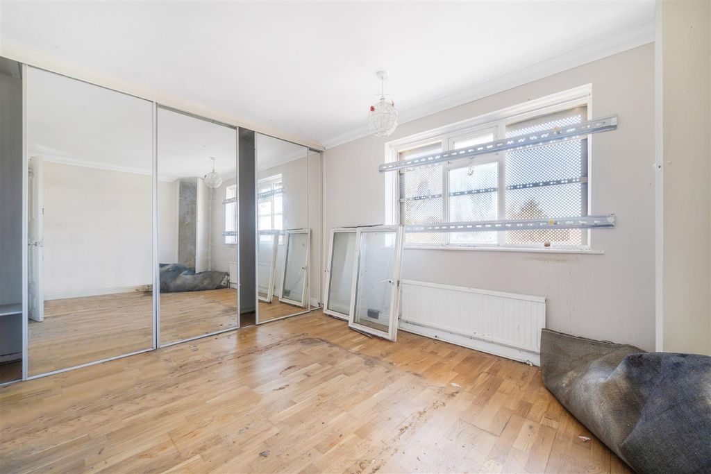 Property photo 2 of 7 8 Ash Close-3.Jpg