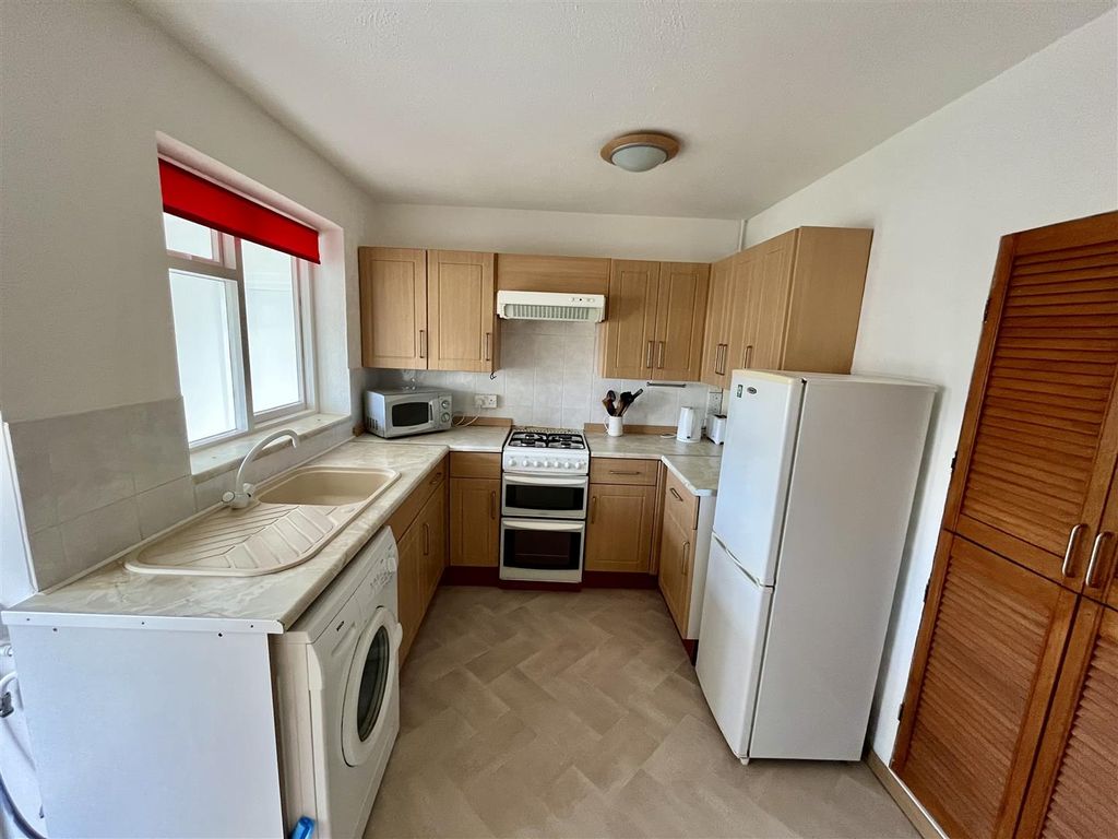 Property photo 3 of 8 Kitchen