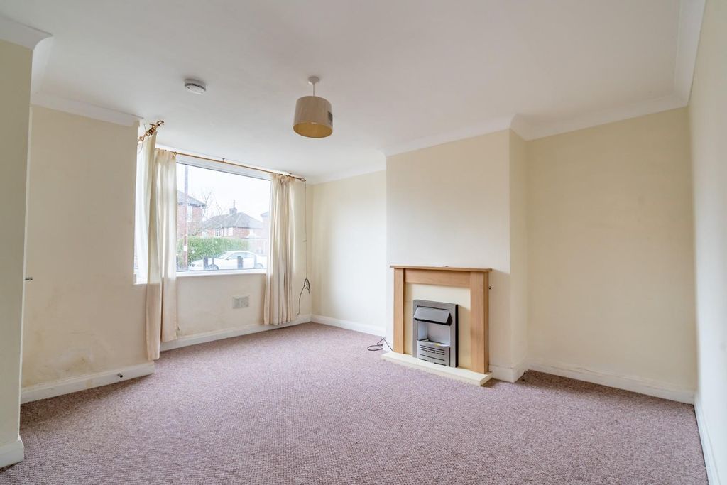 Property photo 2 of 14 Scawton Ave-9.Jpg