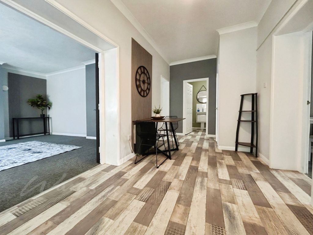 Property photo 2 of 13 82801c35-Entrance