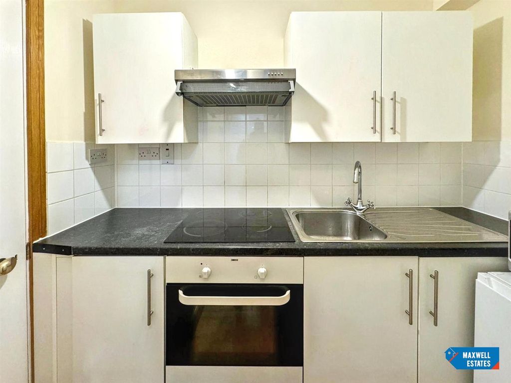 Property photo 3 of 7 Constable Gardens 5.Jpg