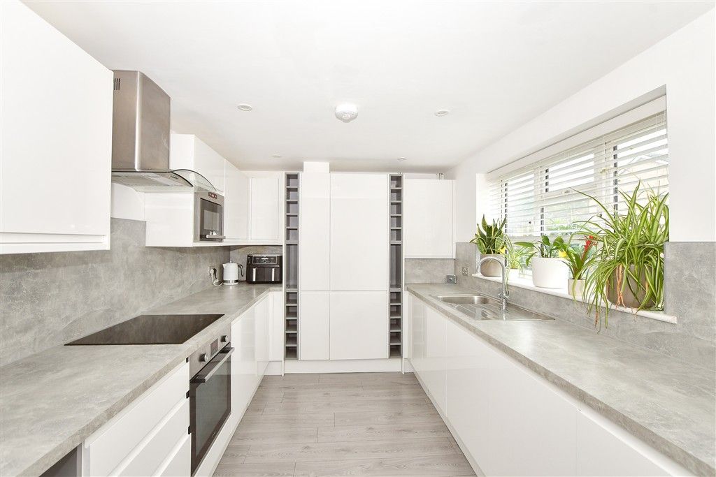 Property photo 3 of 9 Kitchen