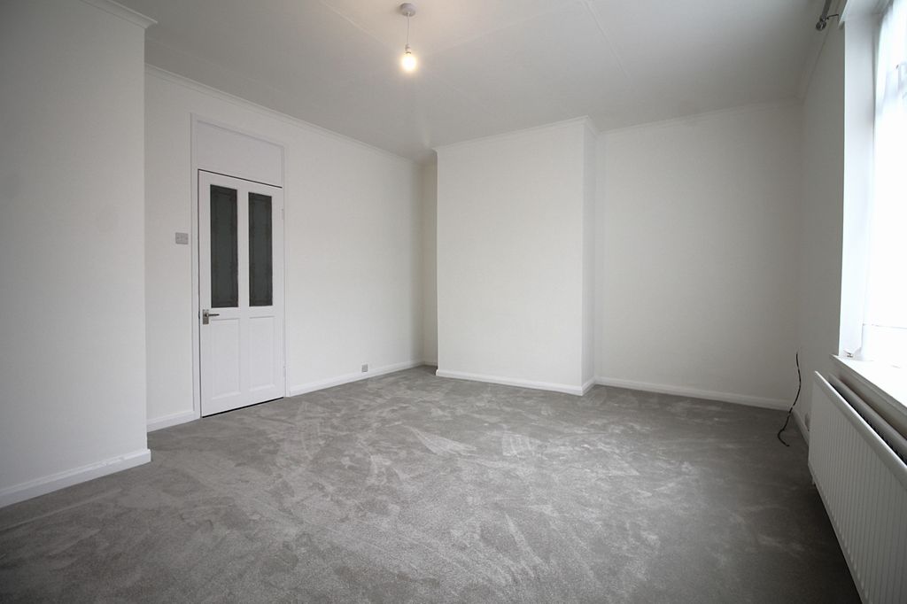 Property photo 2 of 11 Living Room (1)