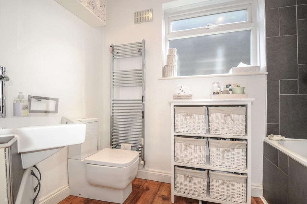 Property photo 2 of 11 Bathroom