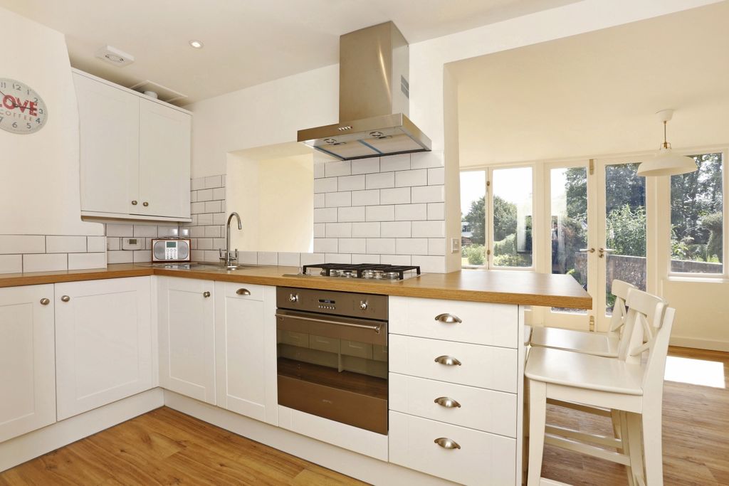 Property photo 3 of 11 Kitchen