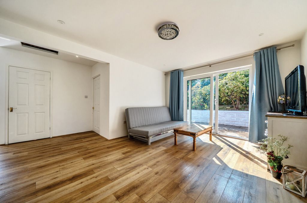 Property photo 3 of 12 1340419-8-689F55c...