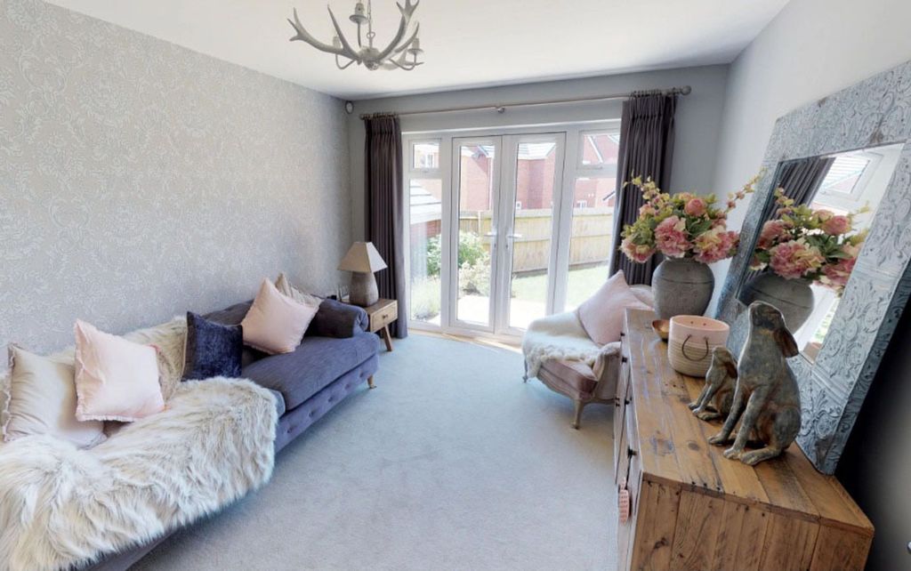 Property photo 3 of 8 Lounge