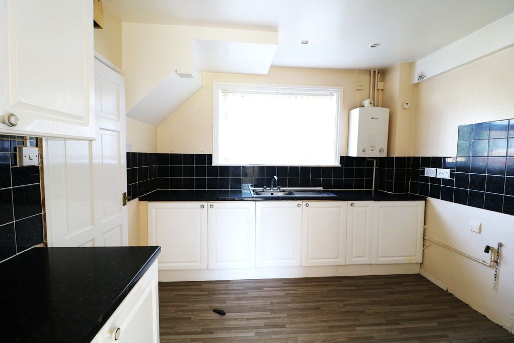 Property photo 3 of 11 Kitchen