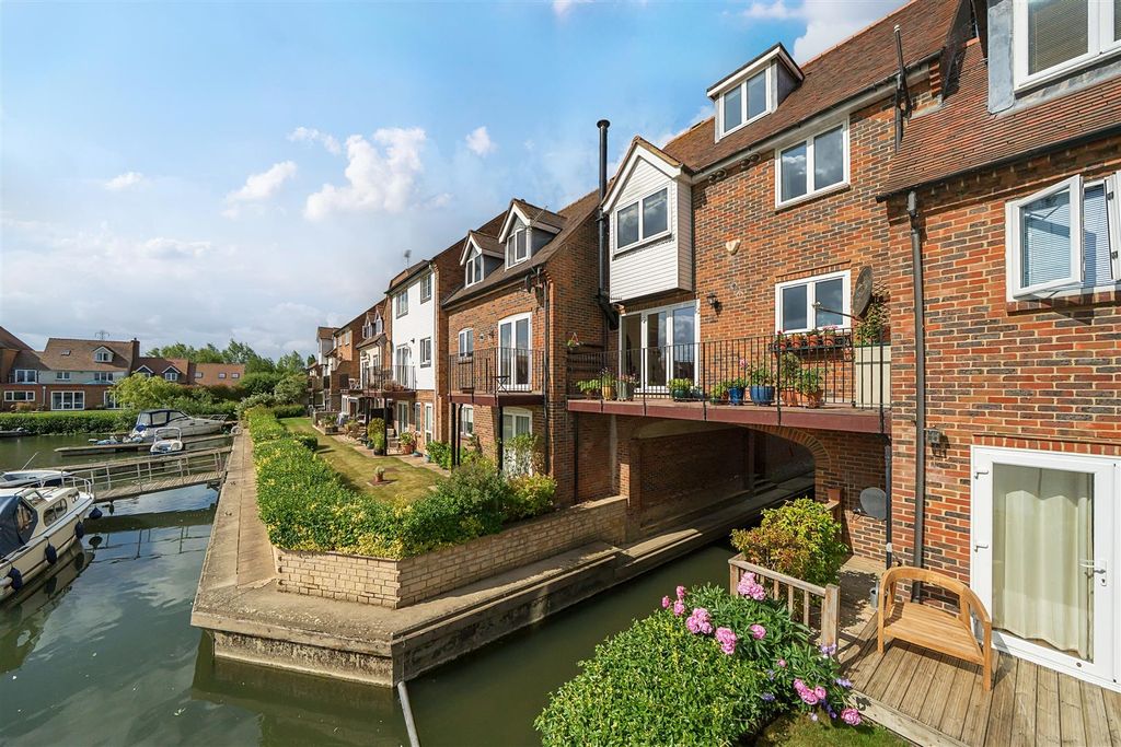 Property photo 2 of 24