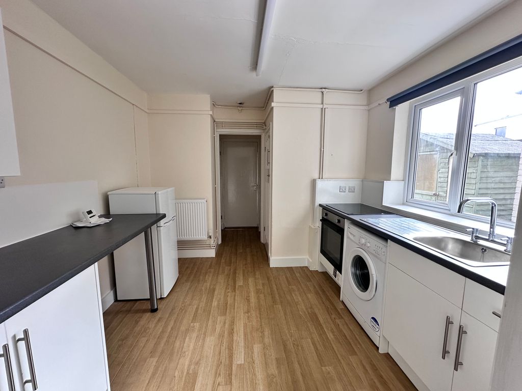 Property photo 3 of 10 Kitchen