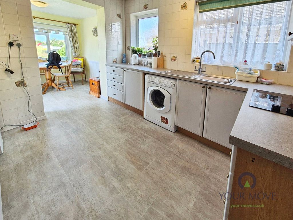 Property photo 3 of 17 Kitchen