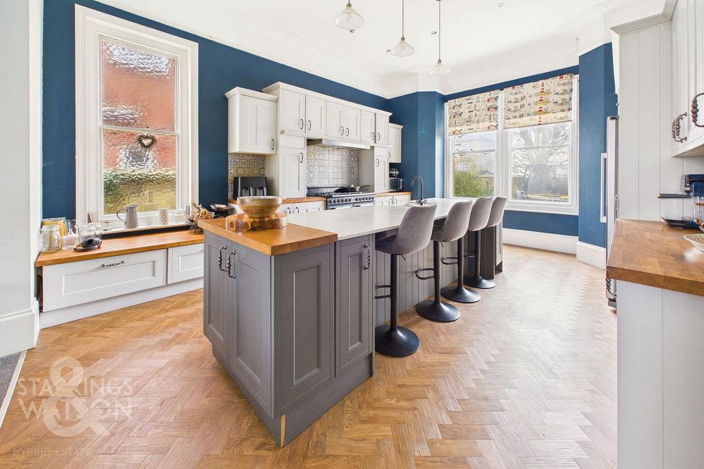 Property photo 2 of 33